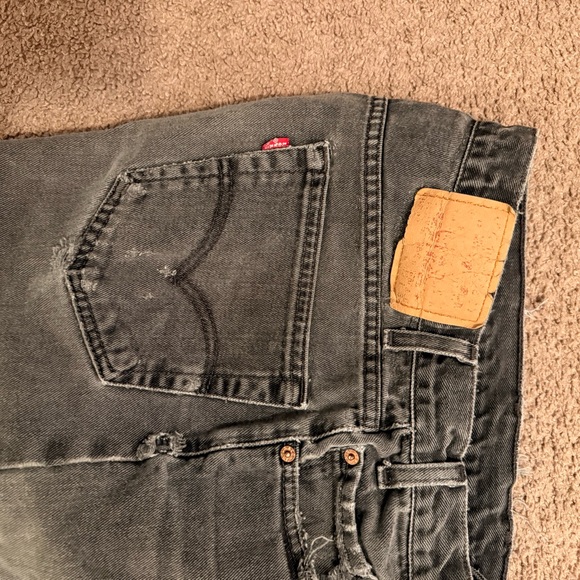 Men's Black Levi 550 jeans. 36x32 - Picture 3 of 5